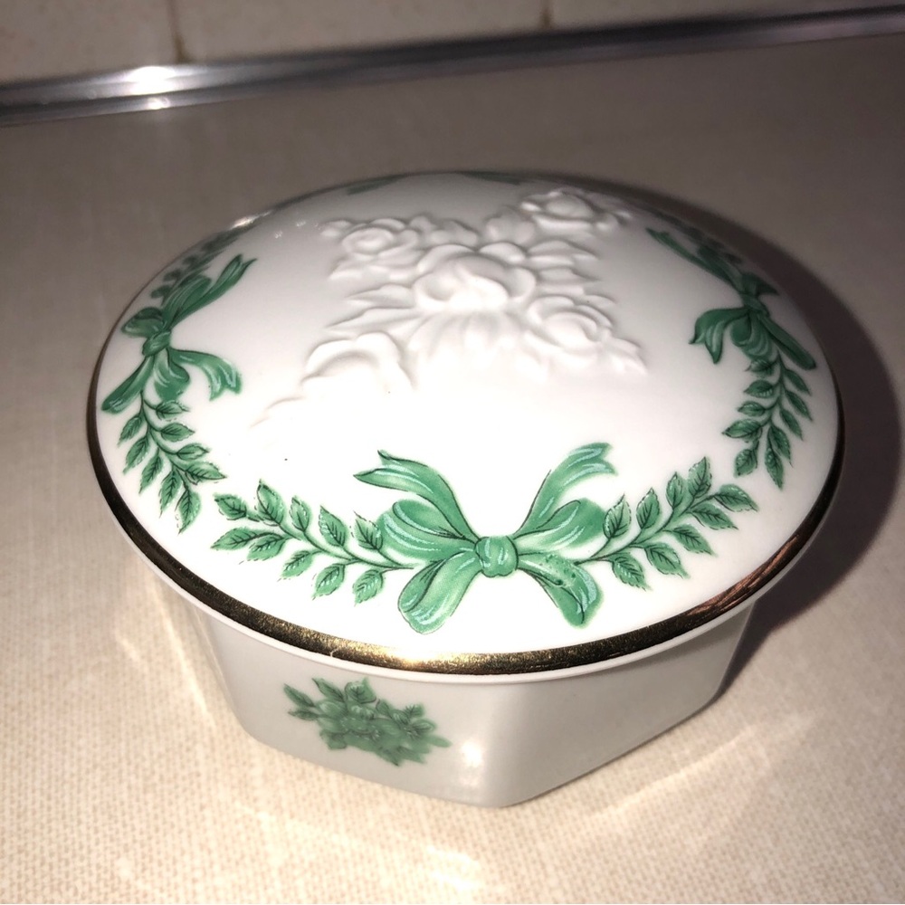 Vintage‎ Trinket Box Jewelry storage green white and gold color